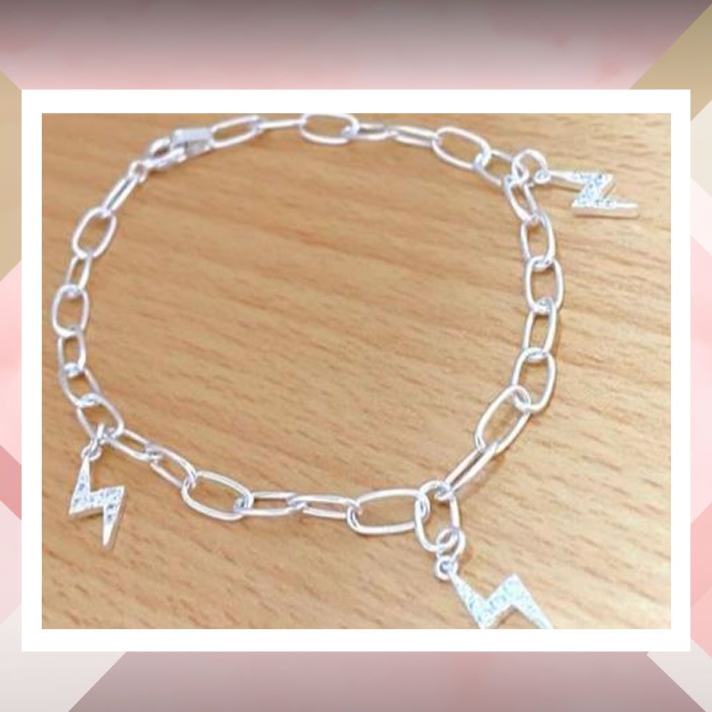 Pulsera rolo con dijes rayo con micropave. Plata 925