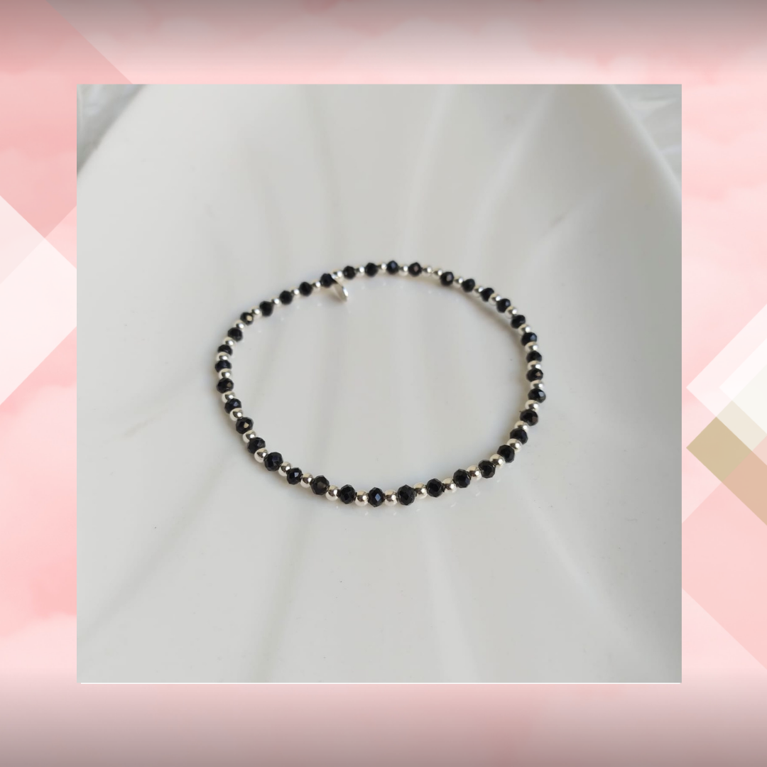 Pulsera elastizada cristal negro y bolitas de plata. Plata 925